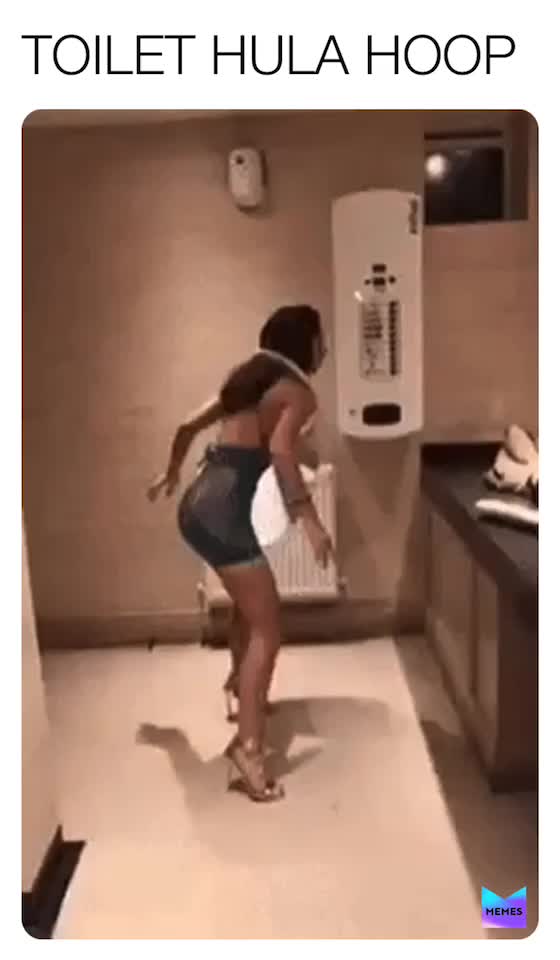 Трахает девушку за деньги в туалете