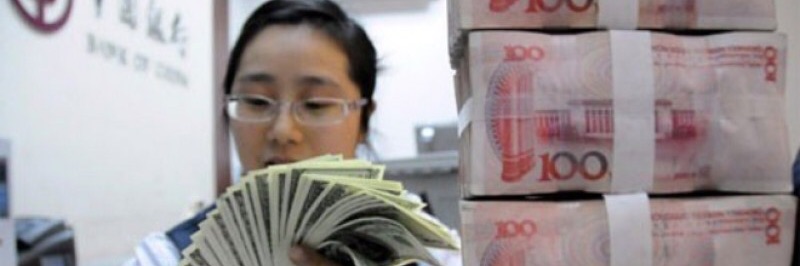 Какой китайский банк принимает платежи из россии. Китаец с деньгами. Китаянка деньги. Японец с деньгами. Азиат с деньгами.