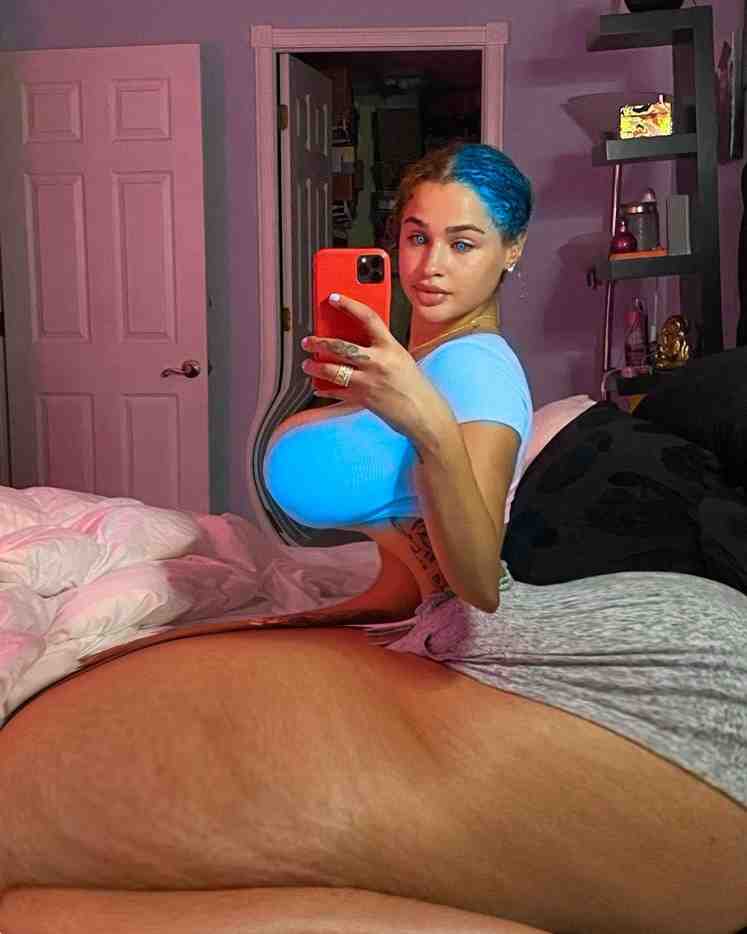JANAE HAS SO MUCH CAKE