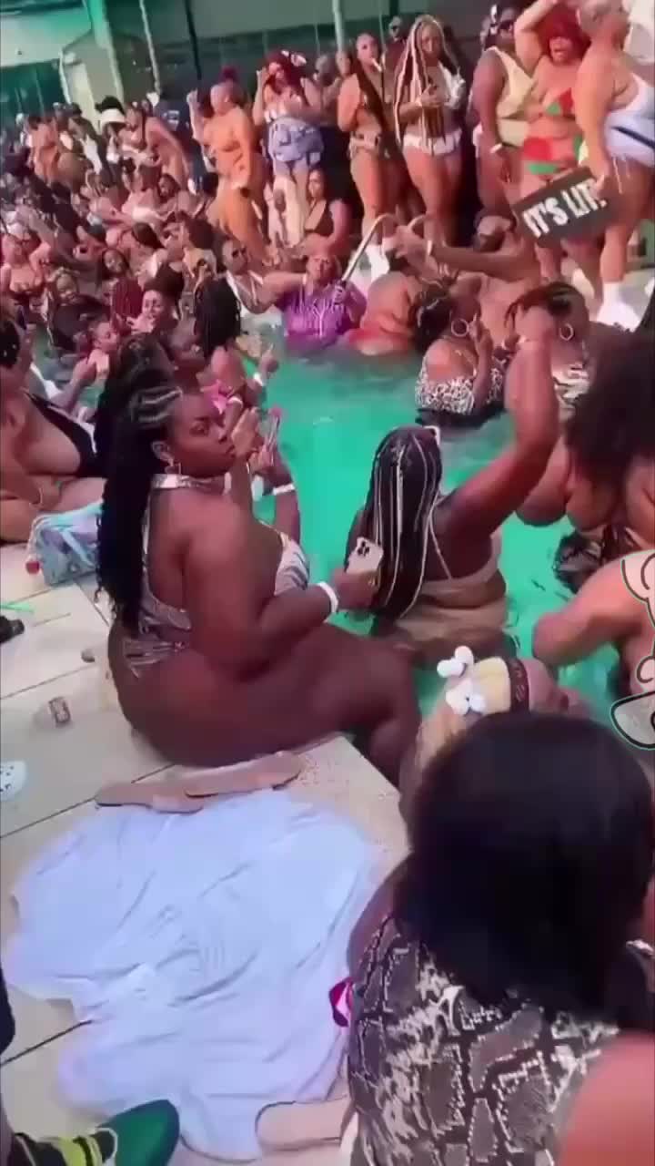 water cleaner than any all white pool party tho  #lgbtq  #flop  #memes  #dabkmemes  #tiktok  #viral  #trending  #explore  #trend  #floptropica  #stantwitter  #jiafei  #nocontext  #caption  #wholesome
