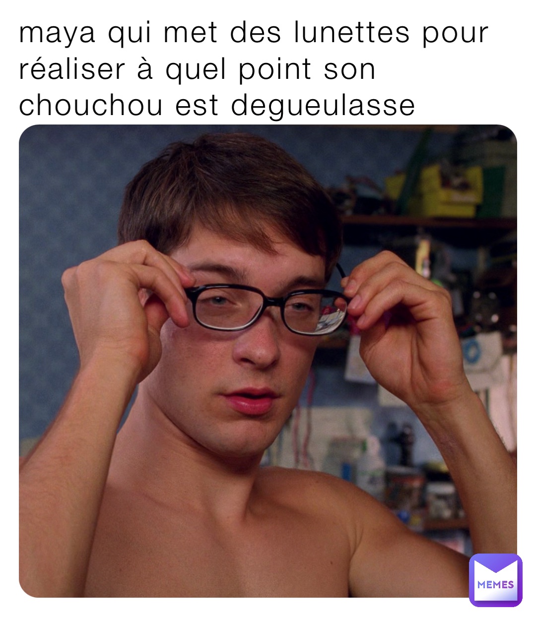 maya qui met des lunettes pour réaliser à quel point son chouchou est degueulasse