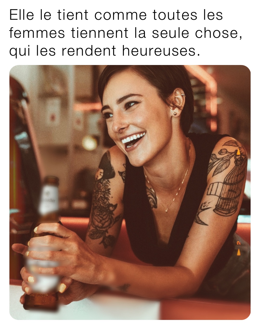Elle le tient comme toutes les femmes tiennent la seule chose, qui les rendent heureuses.