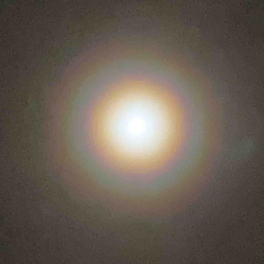 There’s a rainbow surrounding the moon🌈🌓