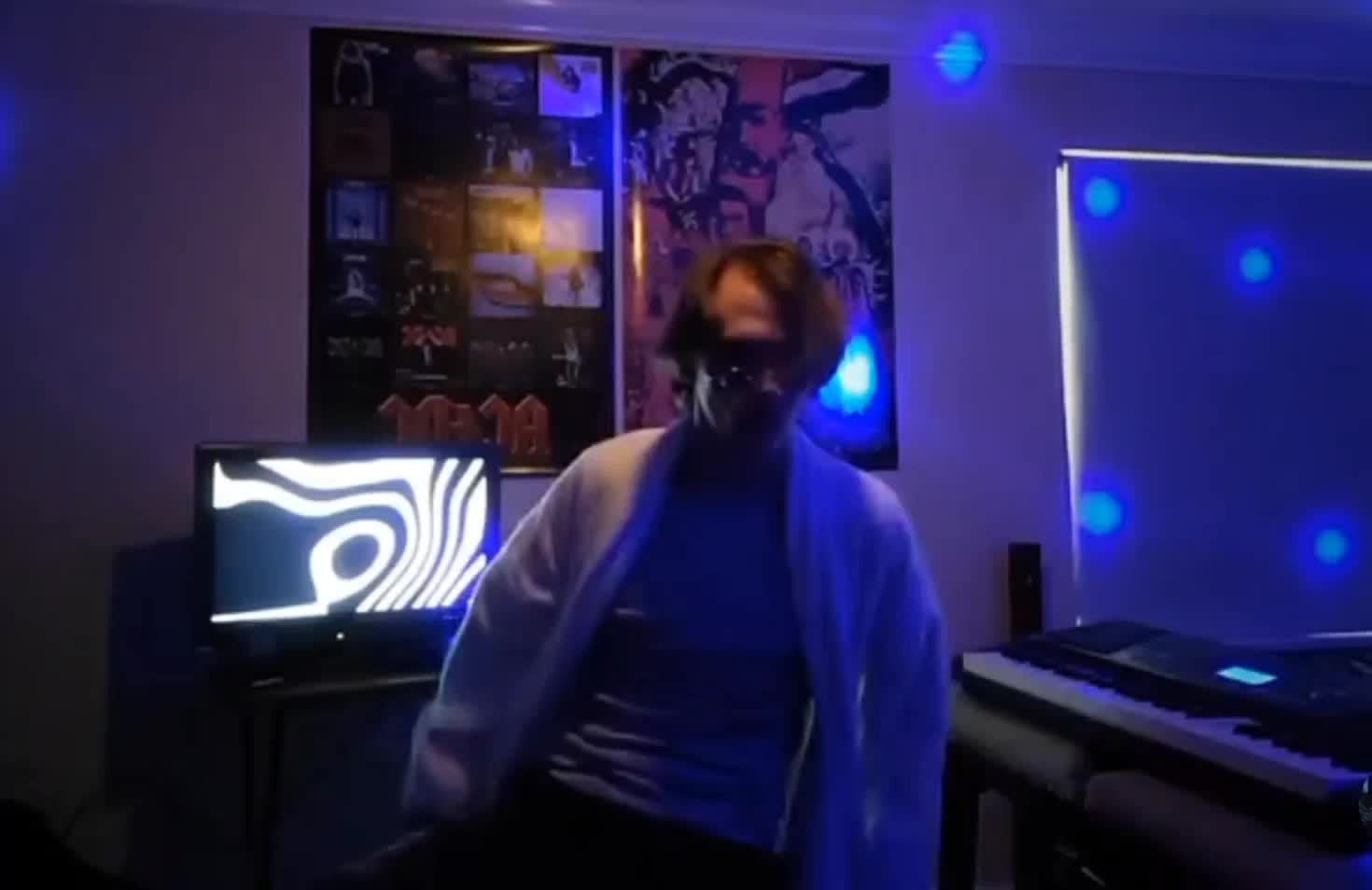 A piece from "A Quater To A Jam Session" Live on Instagram. Insta: @papa.cracker