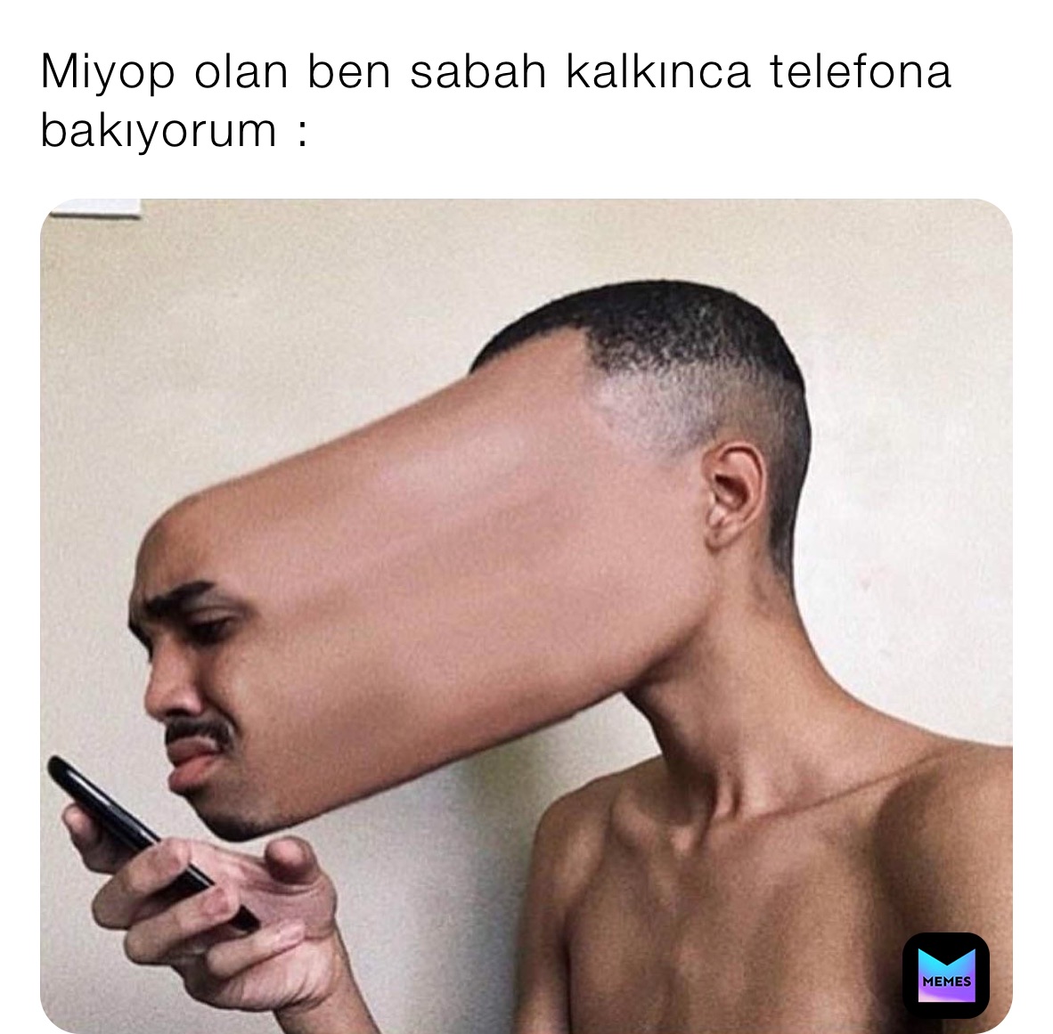 Miyop olan ben sabah kalkınca telefona bakıyorum :