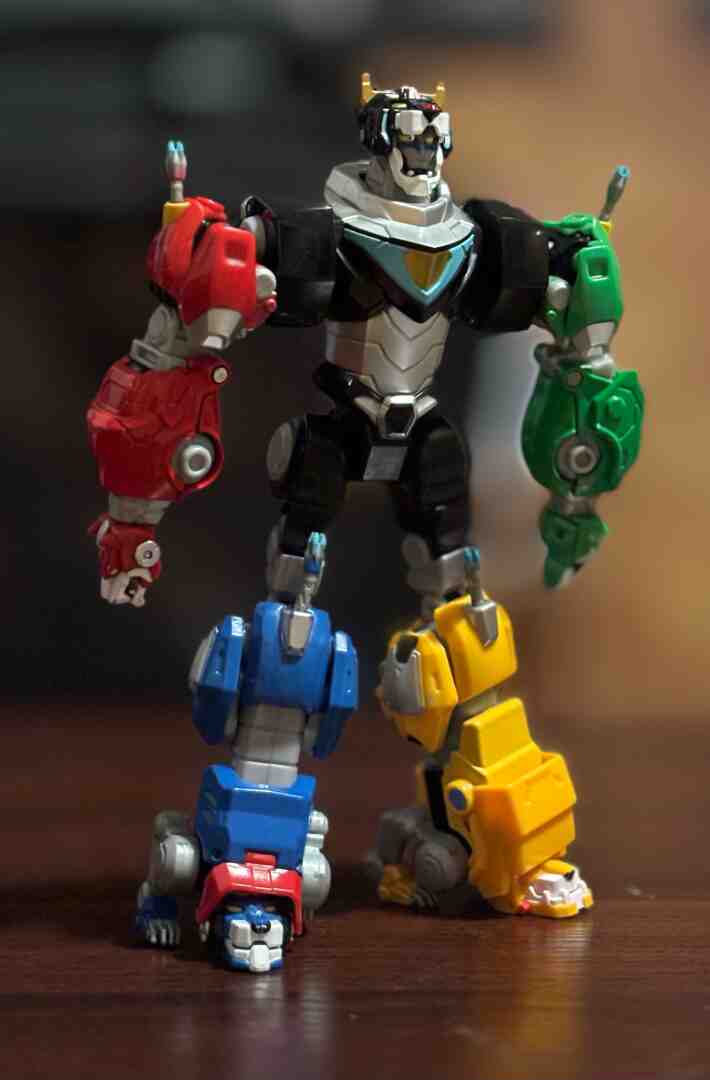 GUYS I FORGOT I HAD THIS SET OF VOLTRON ALL THE LIONS CAN COME OFF IM SO FUGKMHN HAPPY #voltron #idk